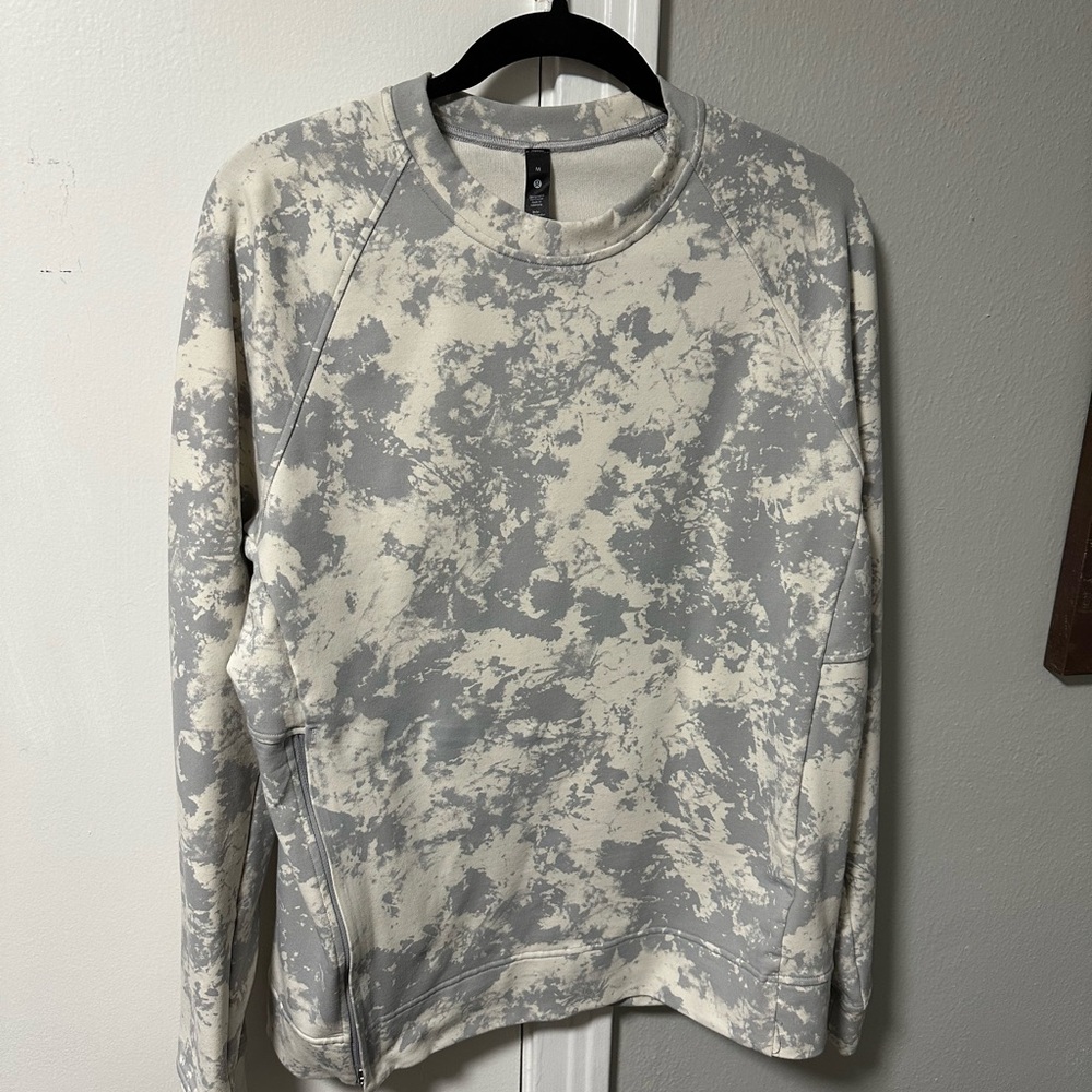 Lululemon Athletica Gray and Cream Tie-Dye Top